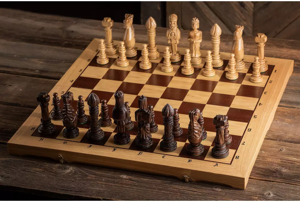 DUŻE SZACHY DĘBOWE (64,5x65cm) intarsjowane, rzeźbione, drewniane